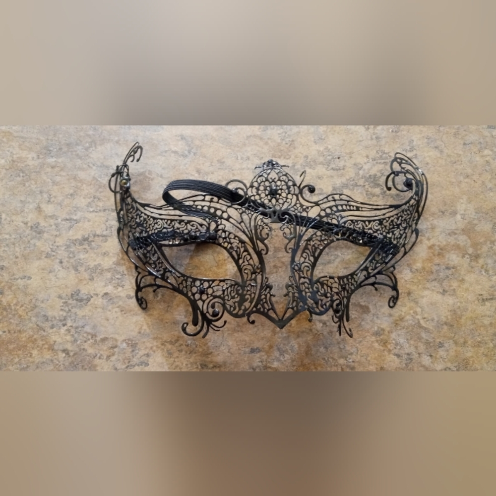 Black Laser-Cut Venetian Masquerade Mask - Picture 2 of 5